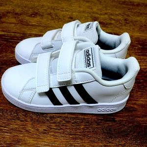 Toddler boys low adidas sneakers